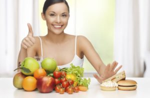 Γυναίκα επιλέγει τη υγιεινή διατροφή